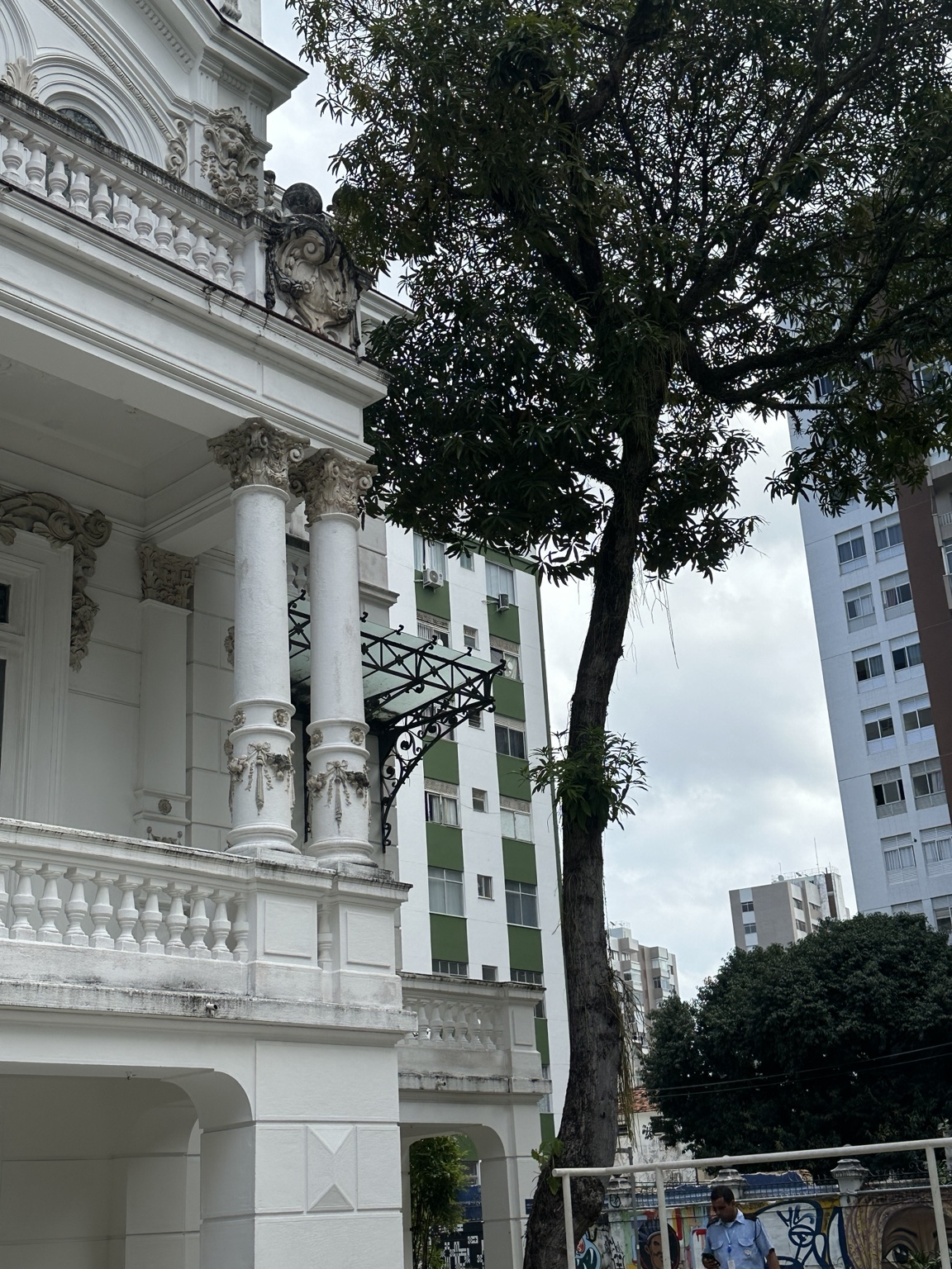 Detalhe da ornamentação e das colunas de um palacete histórico em Salvador
